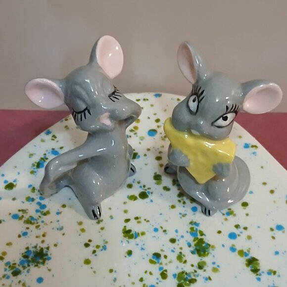 Mid-Century Ceramic Speckled Cheese Plate with Mice Figures - Picture 4 of 6